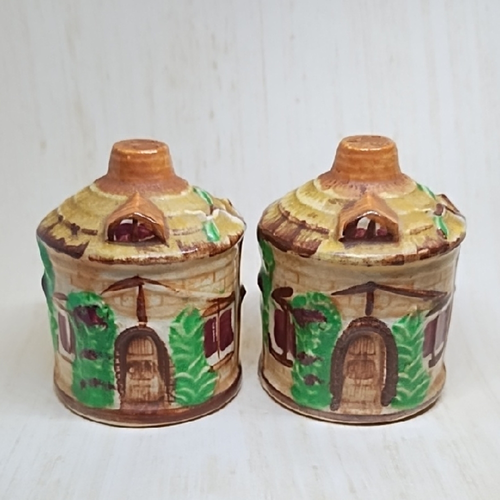 Charming Vintage Ceramic Tiki Hut Salt And Pepper Shakers Japan No Stoppers